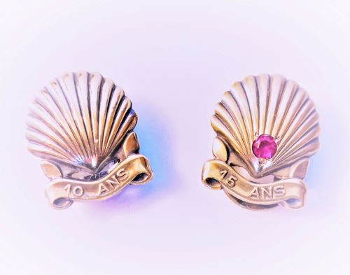 boutonnières cartier forme coquille en vermeil et rubis