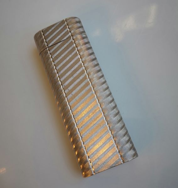 briquet cartier à barettes obliques striées