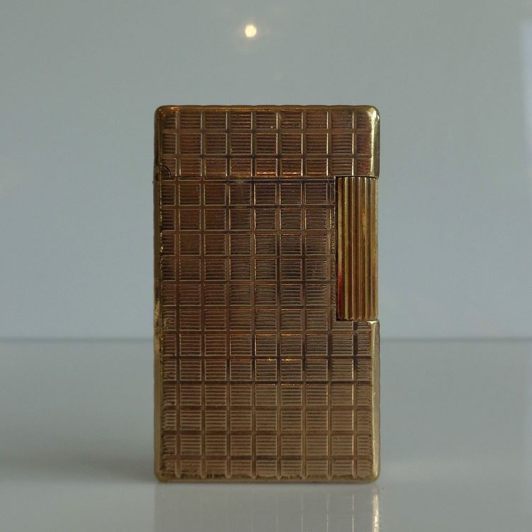 briquet S.T Dupont plaqué or à motif de damier strié