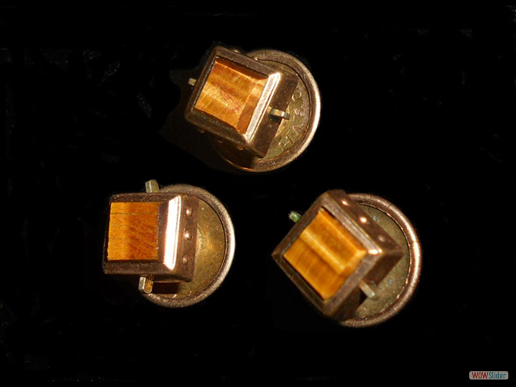 boutons-de-col-oeils-de-tigre-sertis-sur-métal-doré-x3 (1)