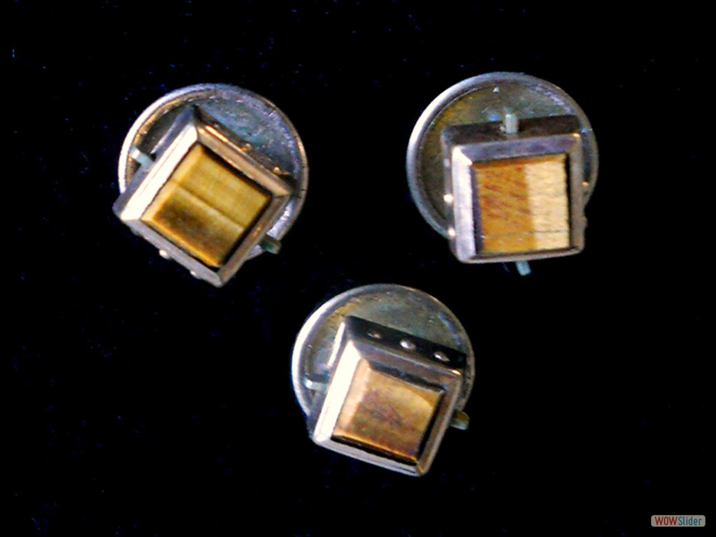 boutons-de-col-oeils-de-tigre-sertis-sur-métal-doré-x3 (2)
