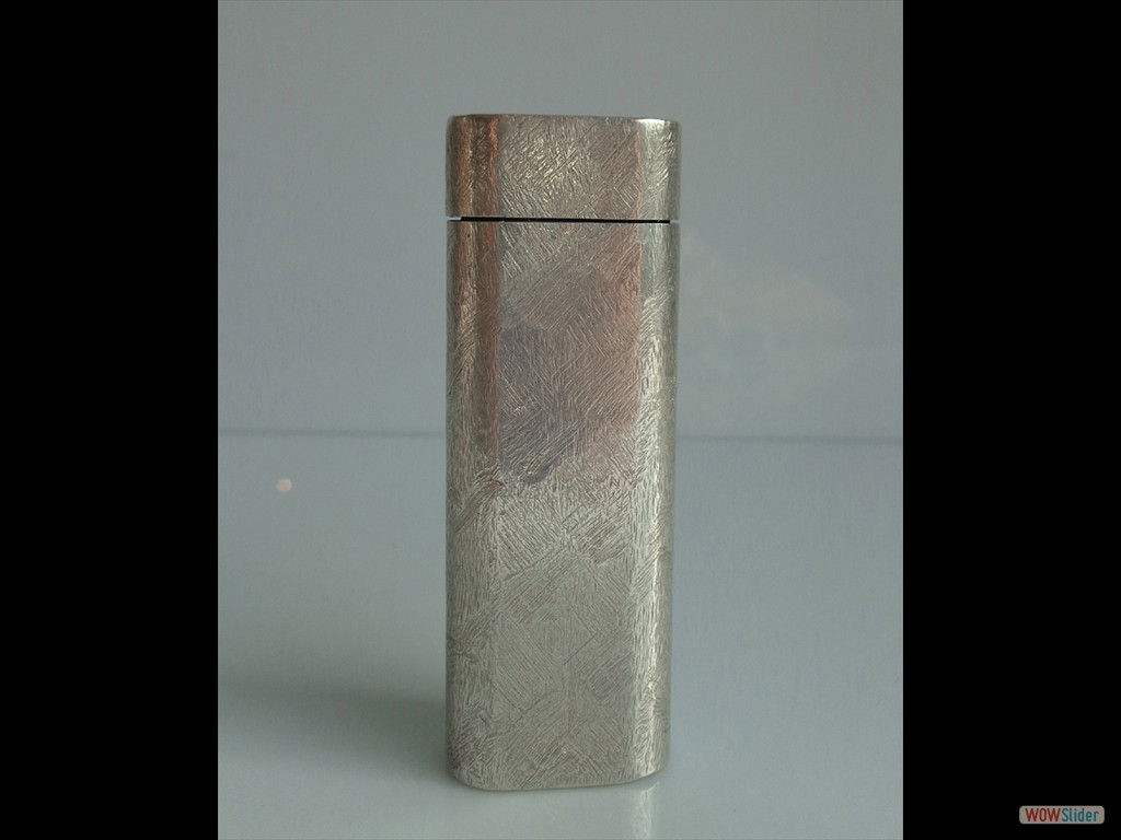 briquet-cartier-en-métal-argenté-aspect-brossé (3)