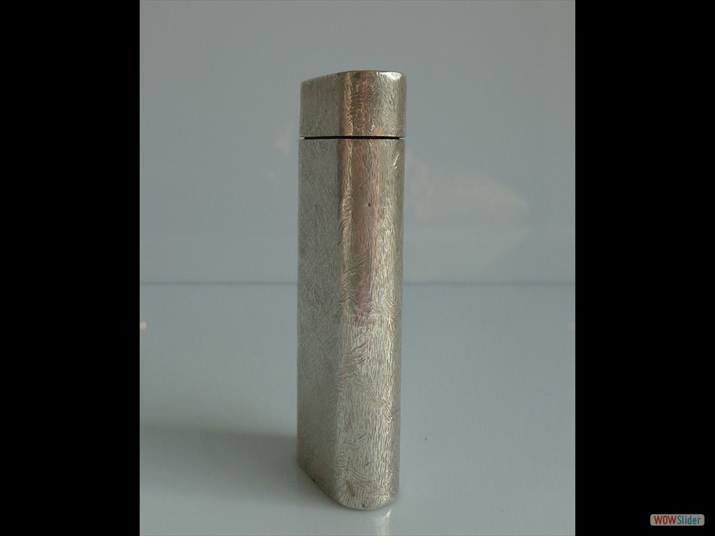 briquet-cartier-en-métal-argenté-aspect-brossé (4)