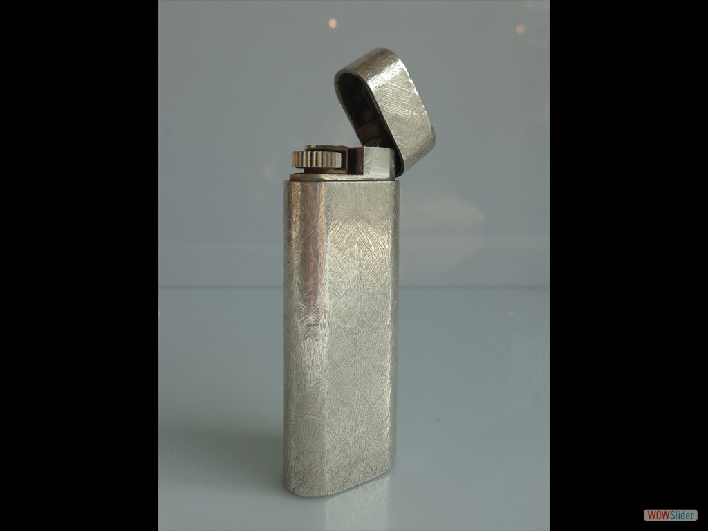 briquet-cartier-en-métal-argenté-aspect-brossé (5)