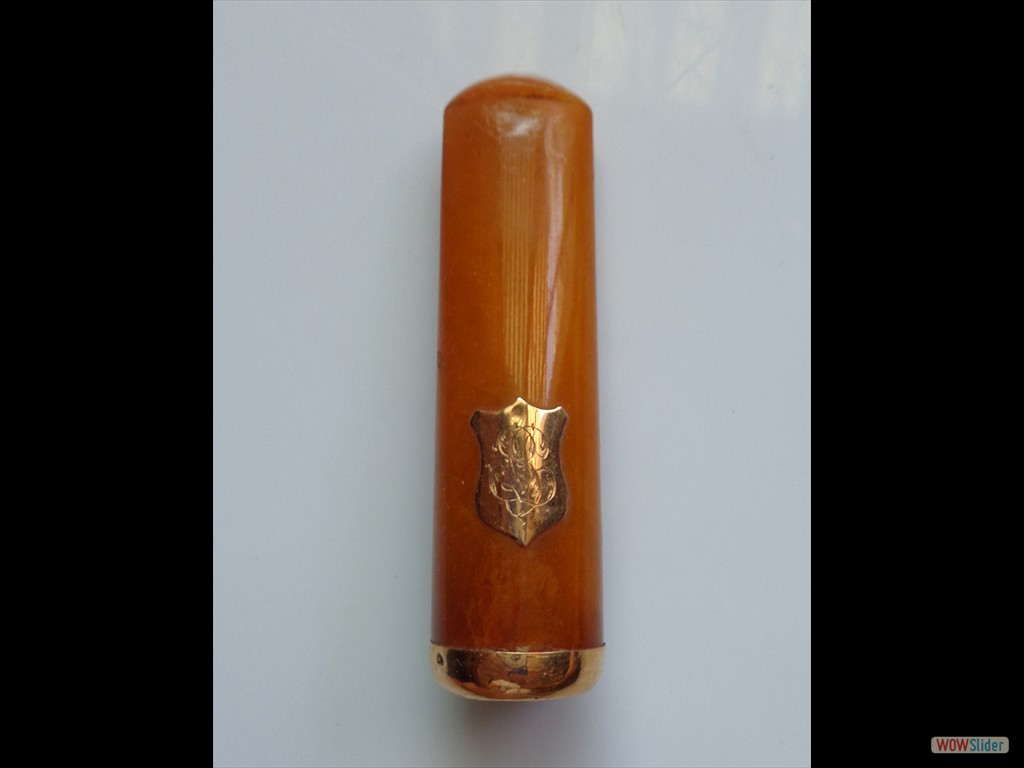 fume-cigarette-ambre-et-or-à-écusson-calligraphié-avec-étui (4)