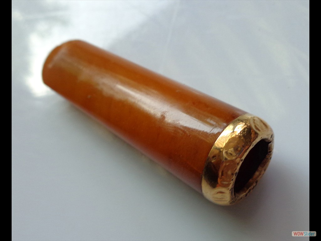 fume-cigarette-ambre-et-or-à-écusson-calligraphié-avec-étui (9)