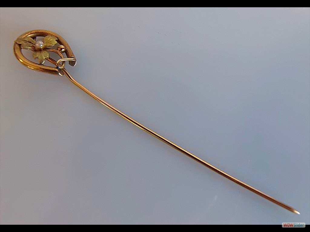 épingle-de-cravate-en-or-au-fer-à-cheval-et-perle (1)