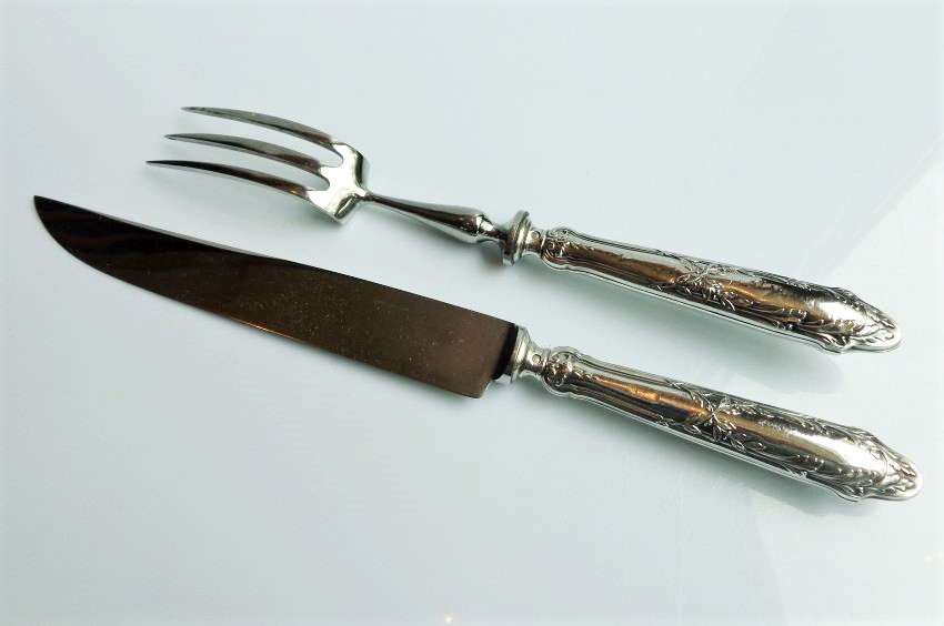 service à découper en argent fourré motifs rameaux d'olivier